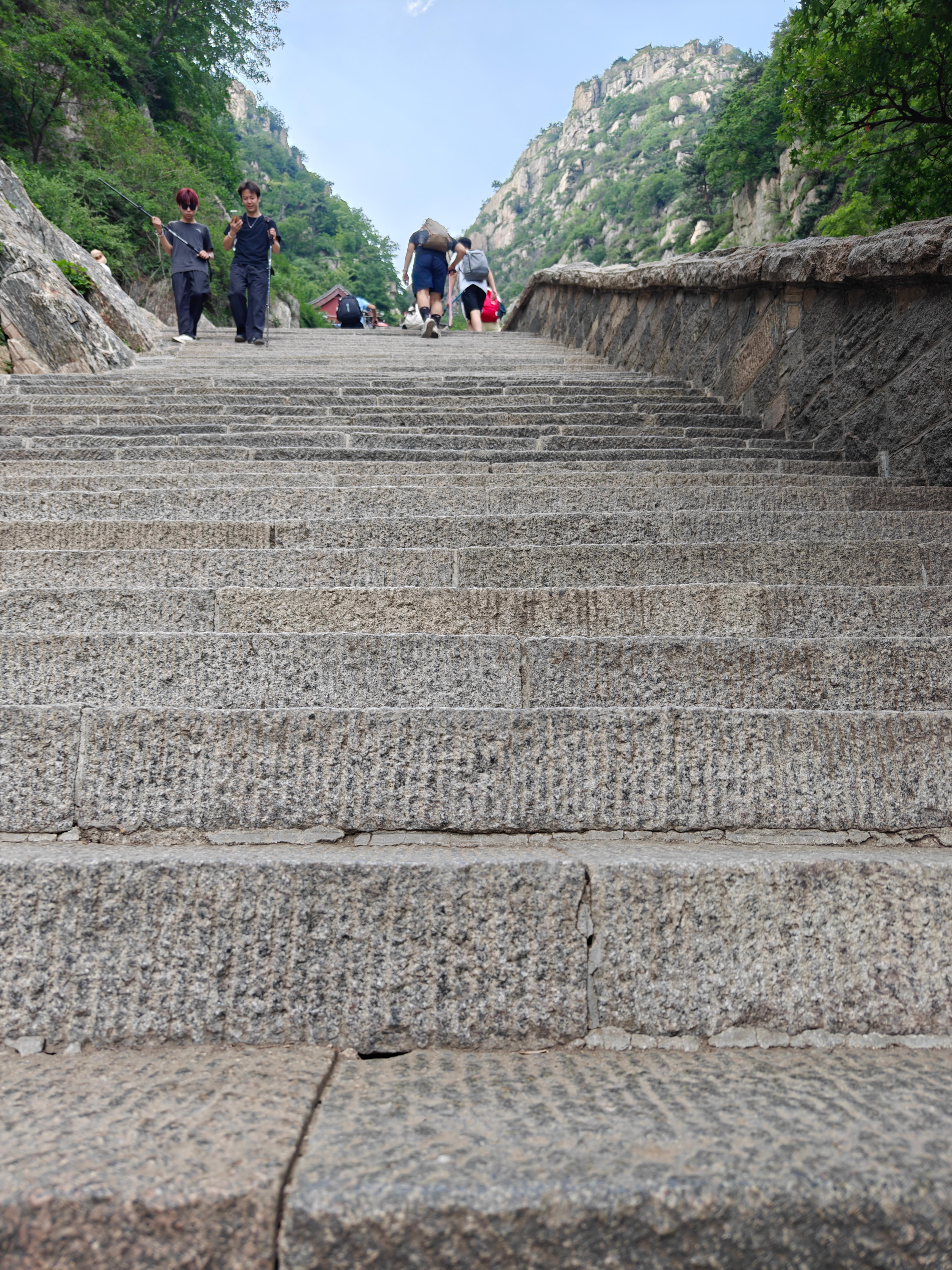 17-泰山-十八盘-向上看.jpg